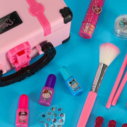 Kozmetikumok sminkkeszlet és körömápoláshoz, smink, kozmetikumok, szemhéjfestékek, körömlakkok, bőrönd