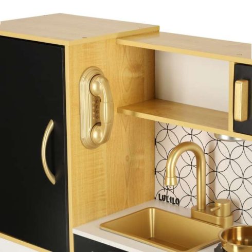 Fából készült gyerekkonyha hűtőszekrénnyel és arany krétatáblával