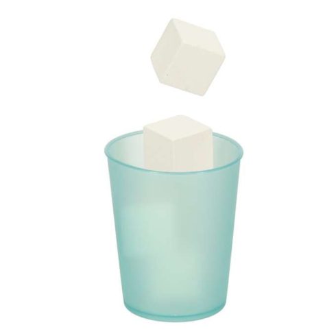 Fából készült gyerekkonyha hűtőszekrénnyel és arany krétatáblával