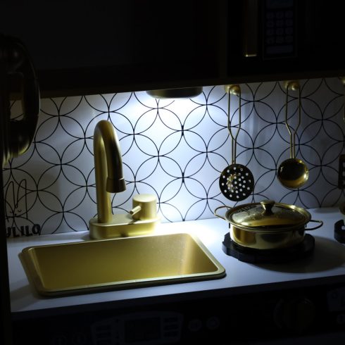 Fából készült gyerekkonyha hűtőszekrénnyel és arany krétatáblával